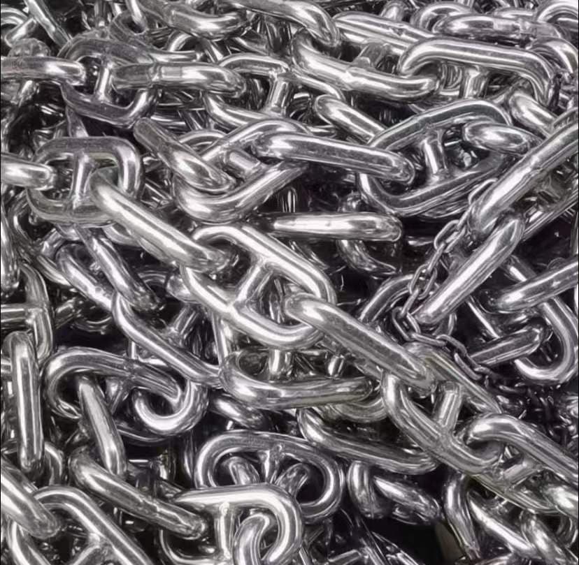 Heap of polished stainless steel DIN 766 short link chain