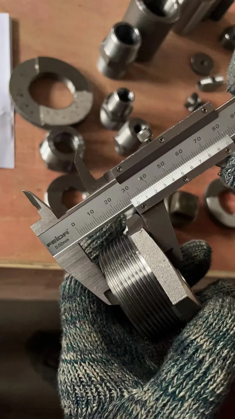 Vernier caliper on the major diameter of an external thread